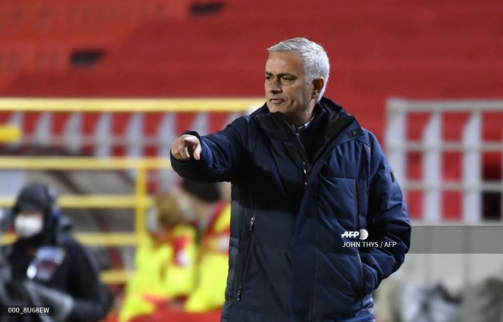 pelatih-portugis-tottenham-jose-mourinho-memberi-isyarat-selama-pertandingan.jpg