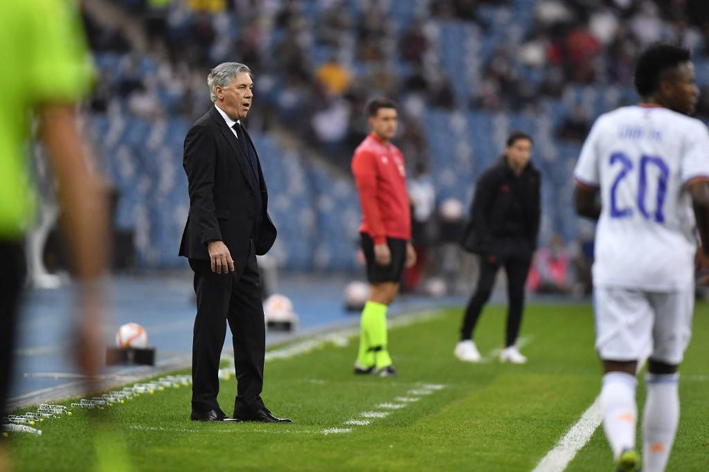 pelatih-real-madrid-italia-carlo-ancelotti-kiri-menyaksikan-pertandingan.jpg