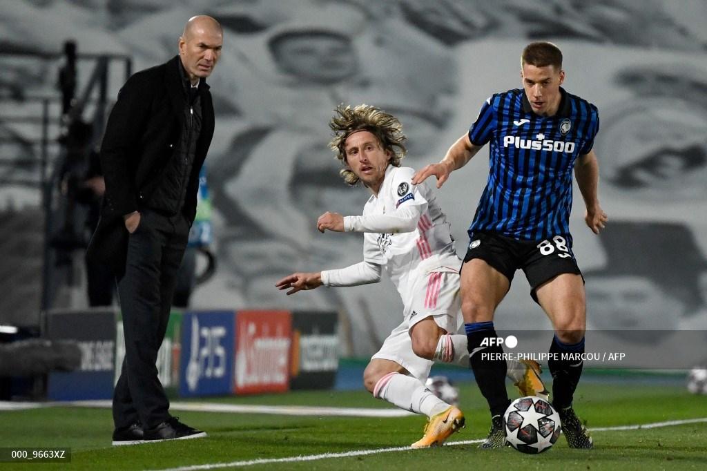 pelatih-real-madrid-prancis-zinedine-zidane-melihat-gelandang-kroasia-real-madrid-luka-modric.jpg