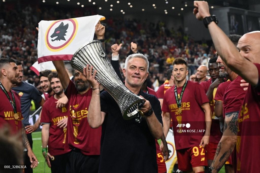 pelatih-roma-asal-portugal-jose-mourinho-merayakan.jpg