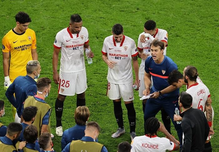 pelatih-sevilla-spanyol-julen-lopetegui-berbicara-kepada-para-pemainnya.jpg