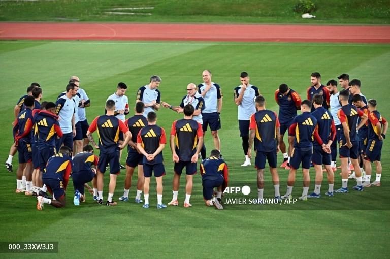 pelatih-spanyol-luis-de-la-fuente-tengah-memberi-isyarat.jpg
