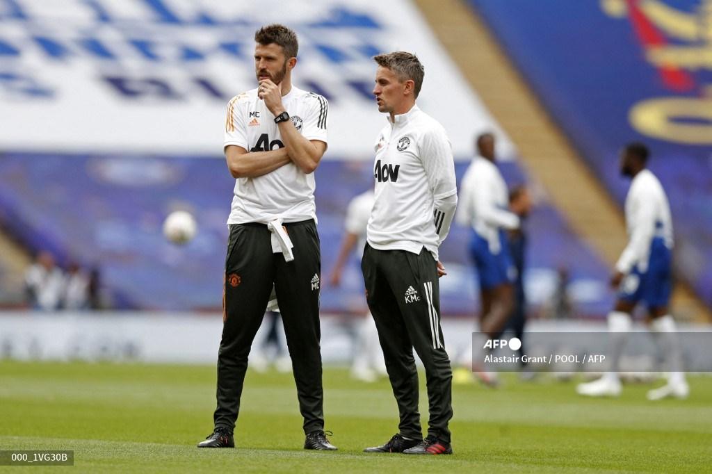 pelatih-tim-utama-inggris-manchester-united-michael-carrick-dengan-kieran-mckenna.jpg