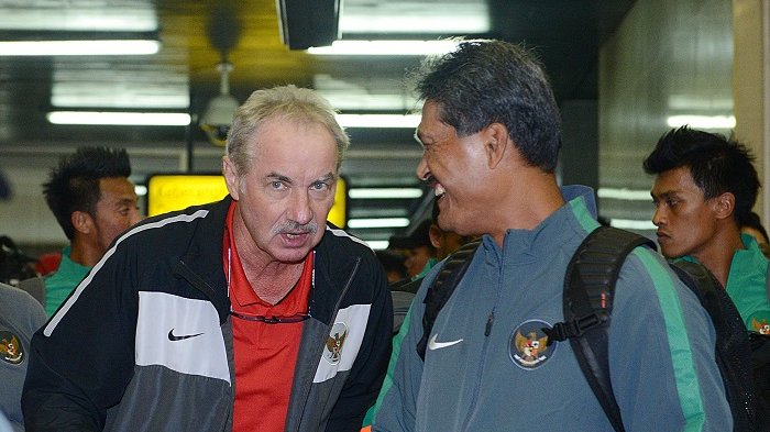 pelatih-timnas-indonesia-alfred-riedl-tiba-bersama-skuadnya_20161209_003338.jpg