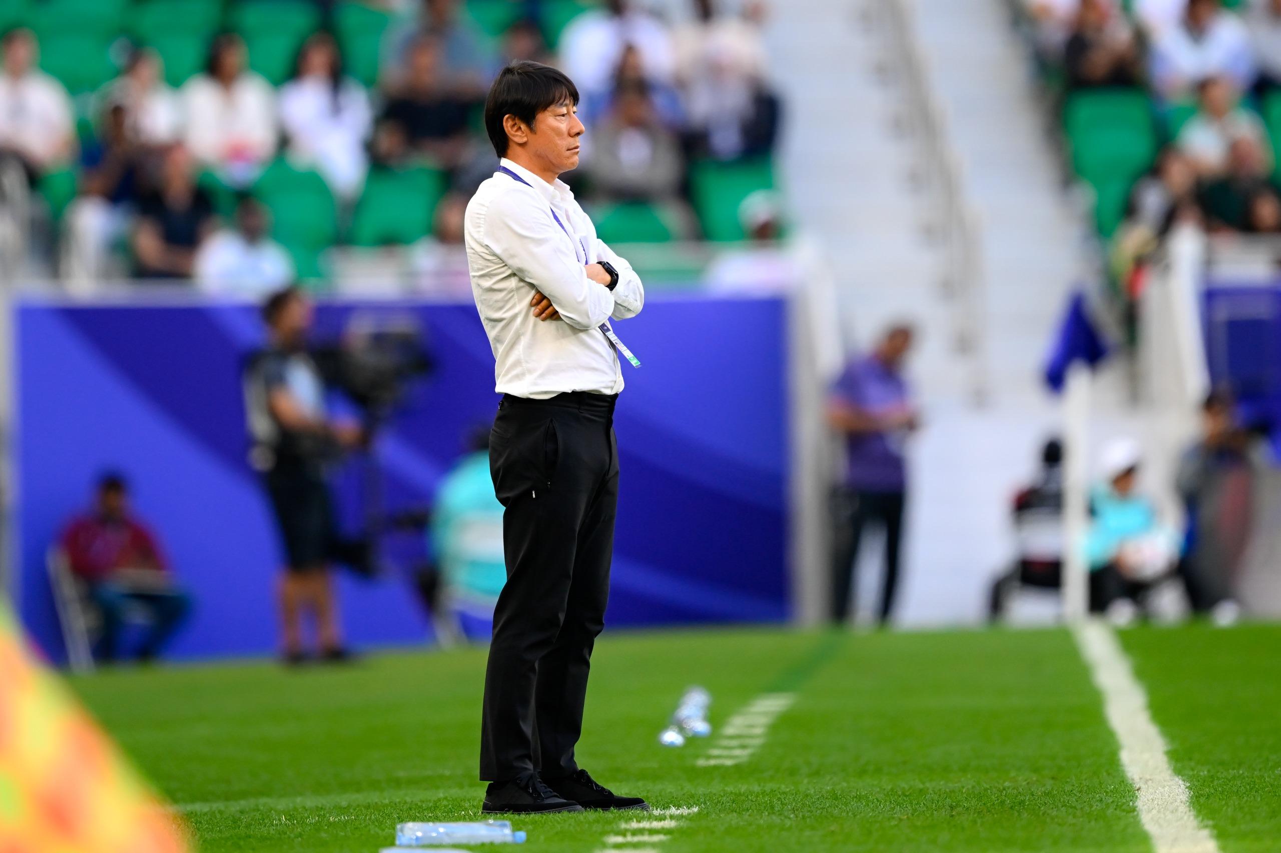 pelatih-timnas-indonesia-shin-tae-yong-berdiri.jpg