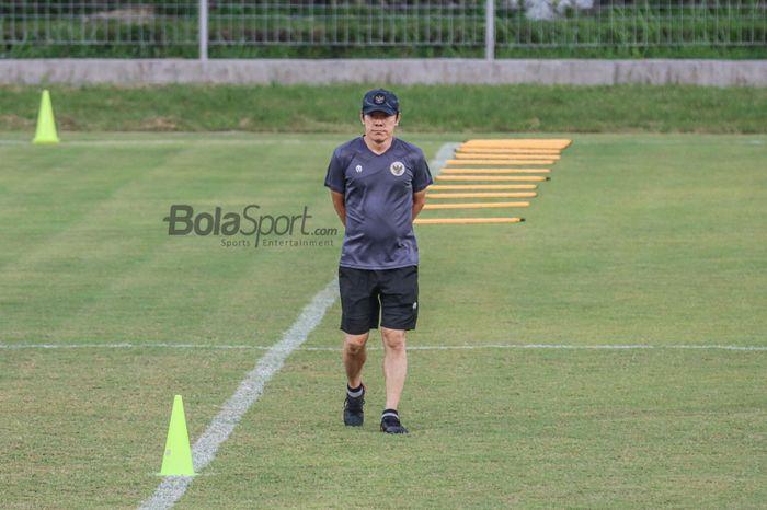 pelatih-timnas-indonesia-shin-tae-yong-di-lapangan-samudra-bali.jpg