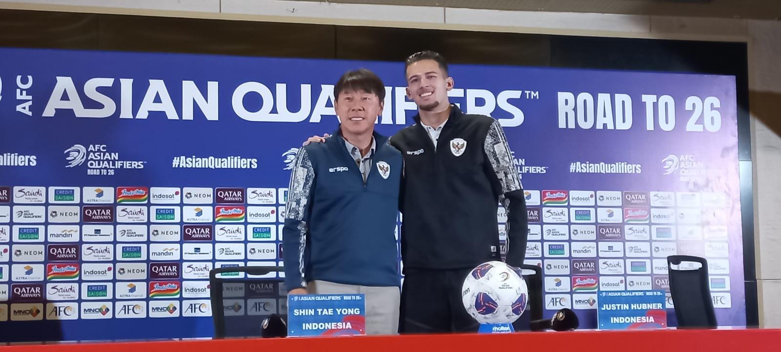 pelatih-timnas-indonesia-shin-tae-yong-foto-bersama-dengan-justin-hubner.jpg