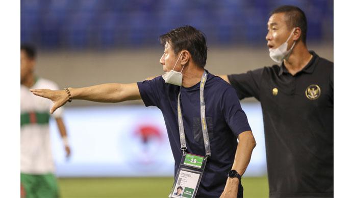 pelatih-timnas-indonesia-shin-tae-yong-memberi-instruksi.jpg