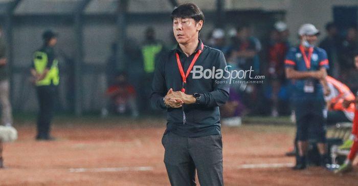 pelatih-timnas-indonesia-shin-tae-yong-sedang-mengamati-para-pemain.jpg