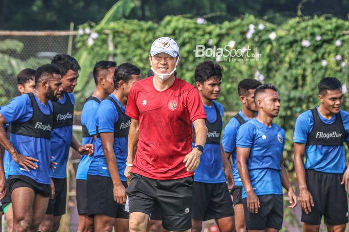 pelatih-timnas-indonesia-shin-tae-yong-tertawa.jpg