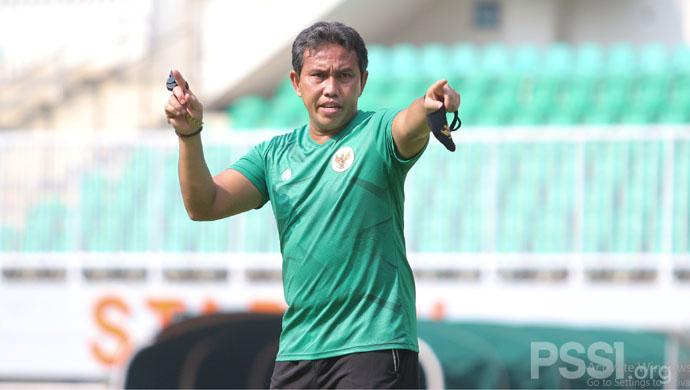pelatih-timnas-indonesia-u-16-bima-sakti-saat-memimpin-latihan.jpg