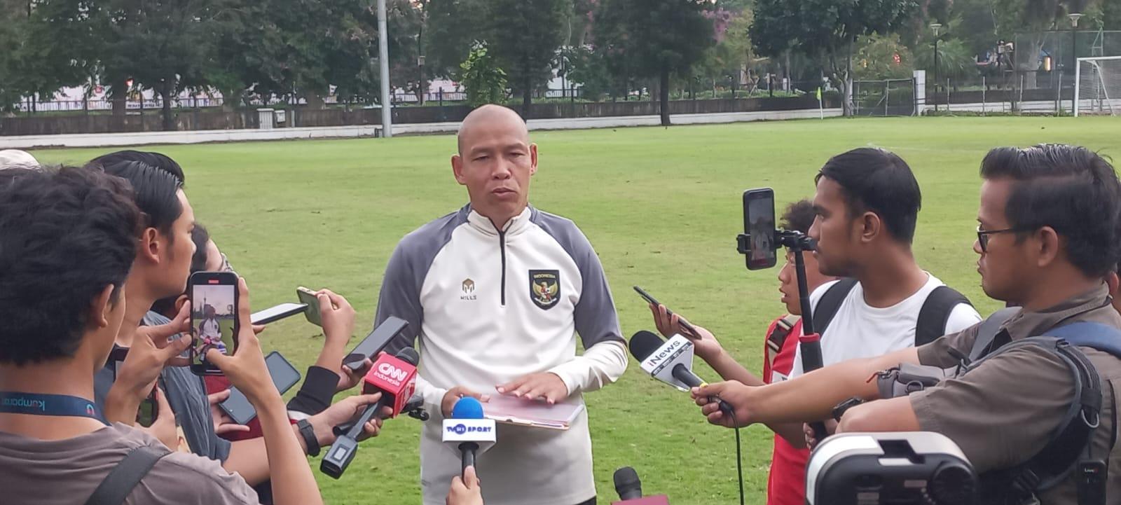 pelatih-timnas-indonesia-u-16-nova-arianto-saat-diwawancarai.jpg