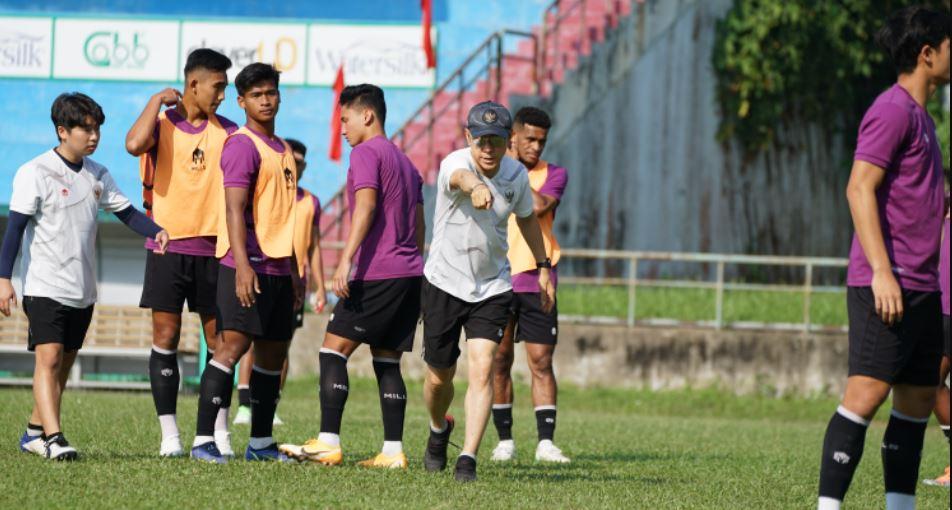 pelatih-timnas-indonesia-u-23-shin-tae-yong-memberi-arahan-saat-melakoni-latihan.jpg