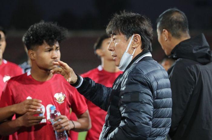 pelatih-timnas-u-23-indonesia-shin-tae-yong-tengah-memberi-instuksi.jpg