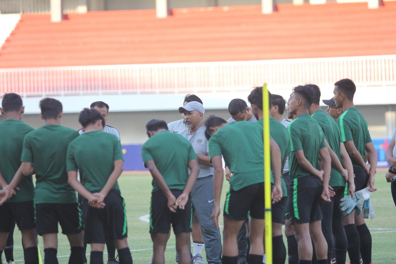 pelatih-timnas-u19-indonesia-fakhri-husaini-berikan-arahan-kepada-anak-asuhnya.jpg