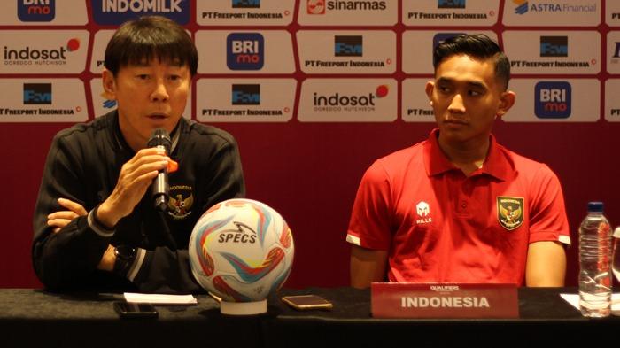 pelatih-timnas-u23-indonesia-shin-tae-yong-kiri-bersama-rizky-ridho.jpg