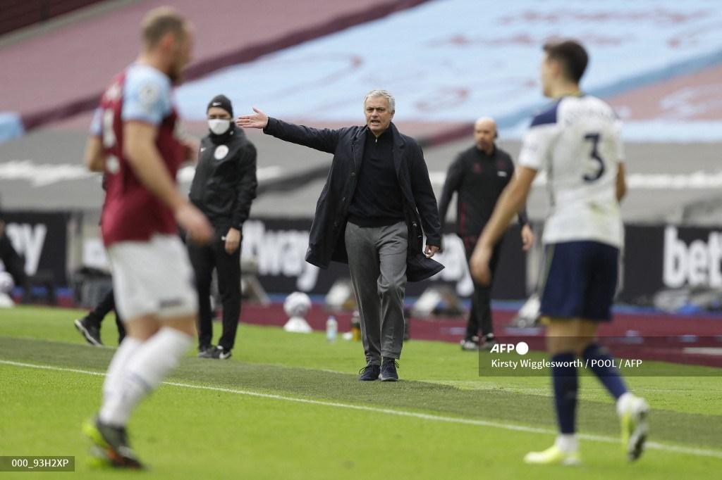pelatih-tottenham-hotspur-jose-mourinho-tengah-memberi-isyarat-saat-lawan-west-ham.jpg