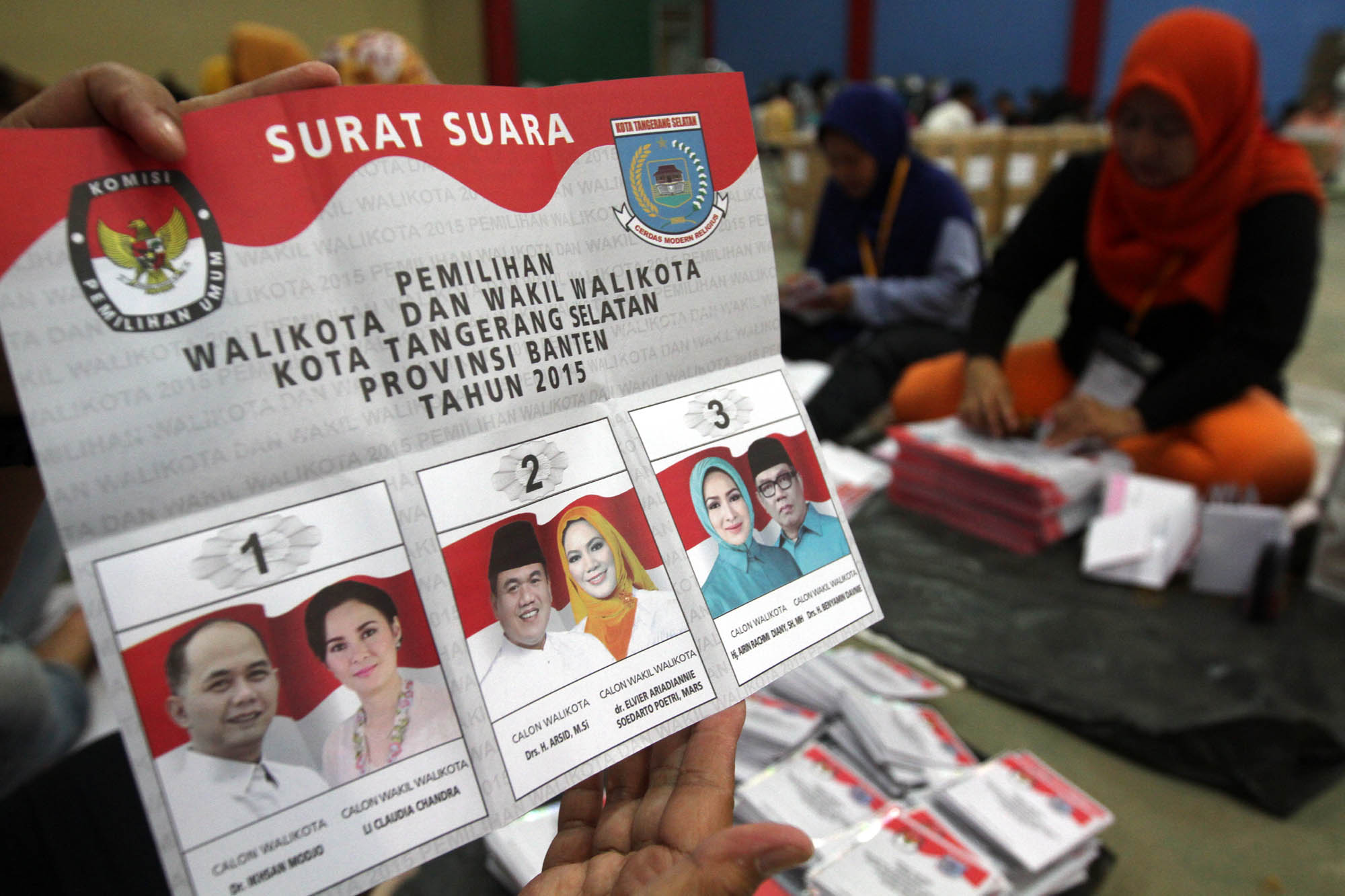 pelipatan-surat-suara-pilkada-tangsel_20151127_163315.jpg