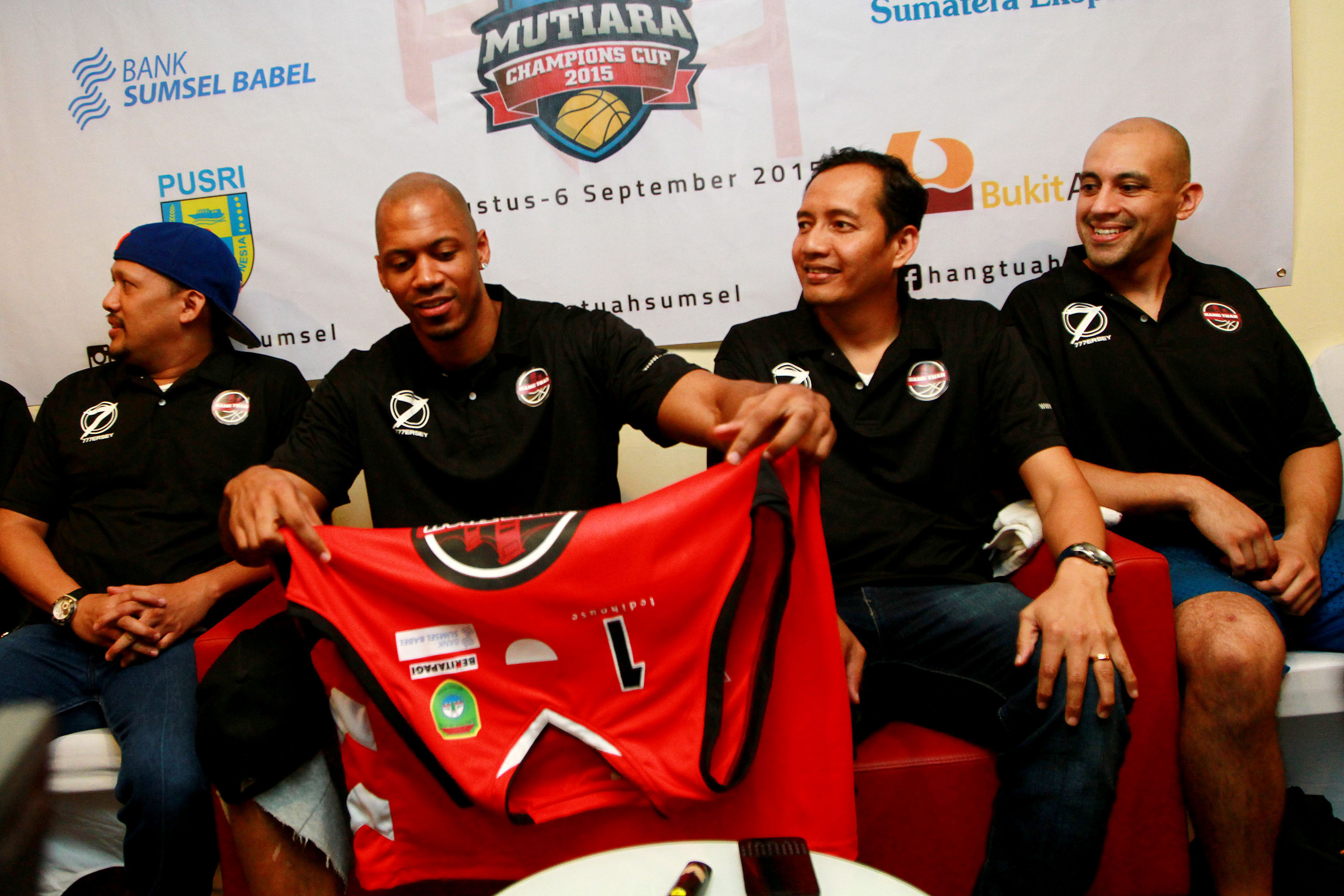 peluncuran-jersey-dan-logo-baru-hangtuah-sumsel_20150825_204605.jpg