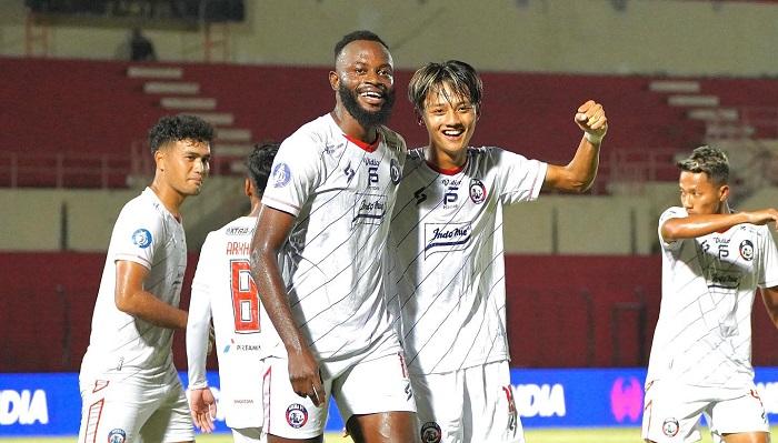 pemain-arema-fc-charles-lokolingoy-bersama-achmad-syarief-merayakan-gol.jpg