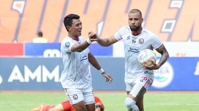 pemain-arema-fc-dedik-setiawan-dan-gustavo-almeida.jpg