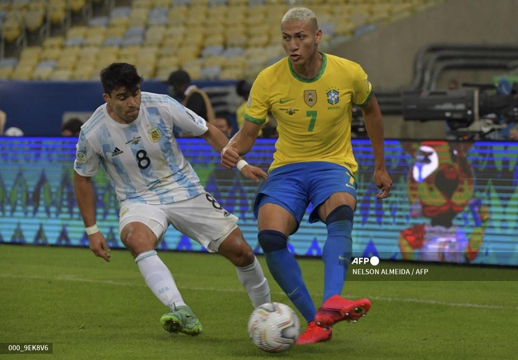 pemain-argentina-marcos-acuna-kiri-dan-pemain-brasil-richarlison-berebut-bola.jpg