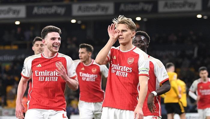 pemain-arsenal-martin-odegaard-dan-declan-rice-selebrasi-setelah-cetak-gol-ke-gawang-wolves.jpg