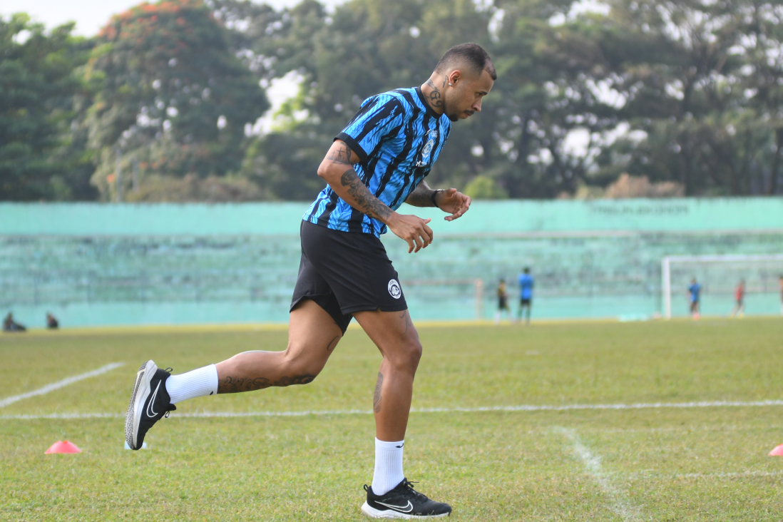 pemain-asing-baru-arema-fc-charles-lokolingoy-berlatih_20230601_151236.jpg