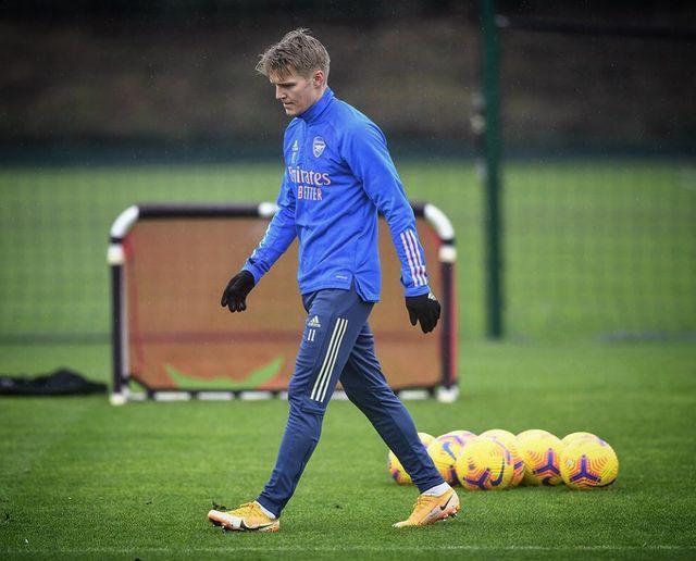 pemain-baru-arsenal-martin-odegaard-saat-menjalani-sesi-latihan.jpg