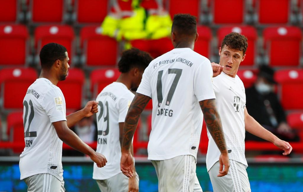 pemain-bayern-munchen-benjamin-pavard-merayakan-gol-kedua-ke-gawang-union-berlin.jpg