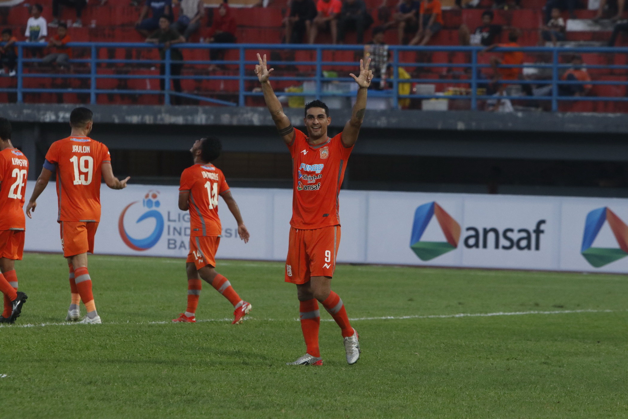 pemain-borneo-fc-lakukan-selebrasi-usai-cetak-gol_20191207_104129.jpg