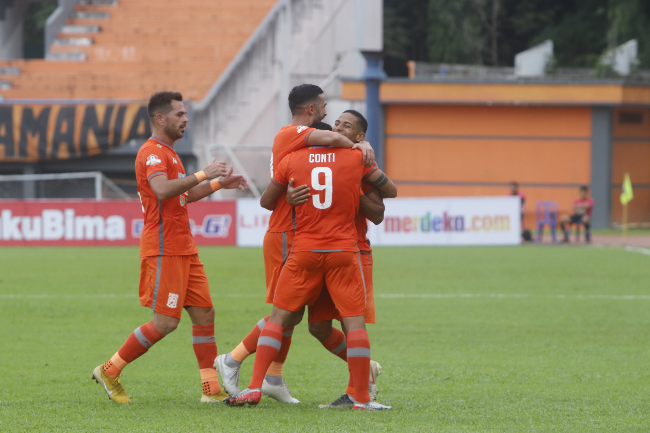 pemain-borneo-fc-selebrasi-usai-cetak-gol_20191207_104341.jpg