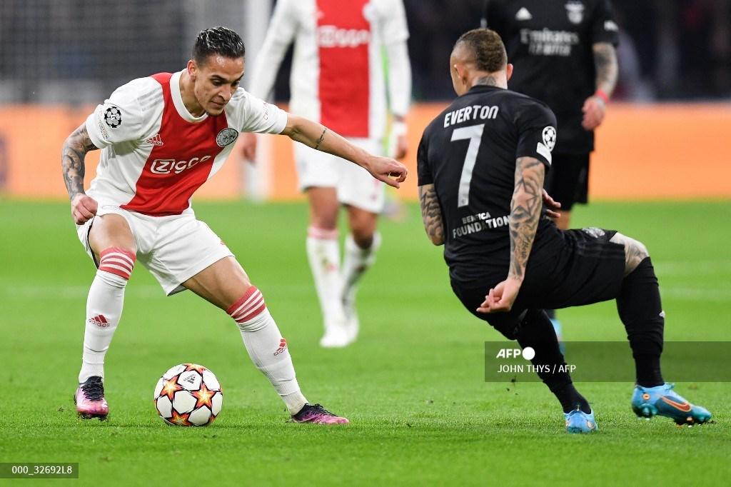 pemain-depan-ajax-antony-kiri-berebut-bola-dengan-pemain-benfica-everton.jpg