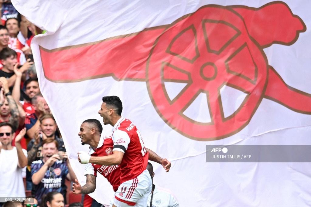 pemain-depan-arsenal-gabriel-jesus-merayakan-dengan-gabriel-martinelli.jpg