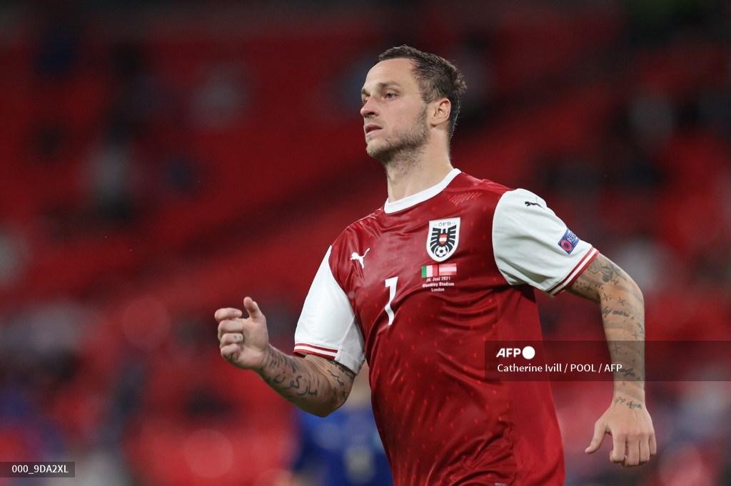 pemain-depan-austria-marko-arnautovic-berlari-selama-pertandingan-16-besar-euro-2020.jpg