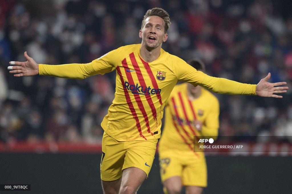 pemain-depan-barcelona-luuk-de-jong-merayakan-mencetak-gol-pembuka.jpg