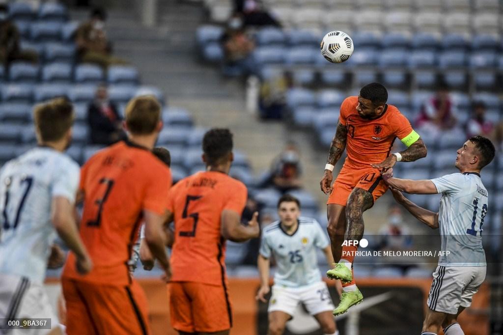 pemain-depan-belanda-memphis-depay-menyundul-bola.jpg