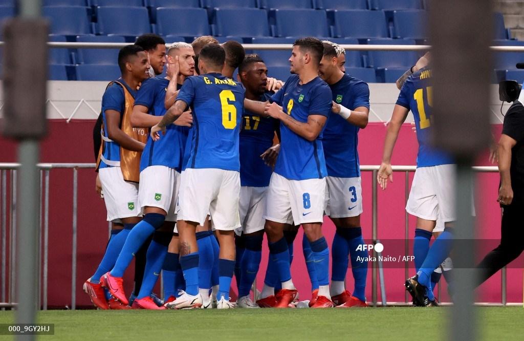 pemain-depan-brasil-richarlison-ke-3-dari-kiri-diberi-selamat-oleh-rekan-setimnya.jpg