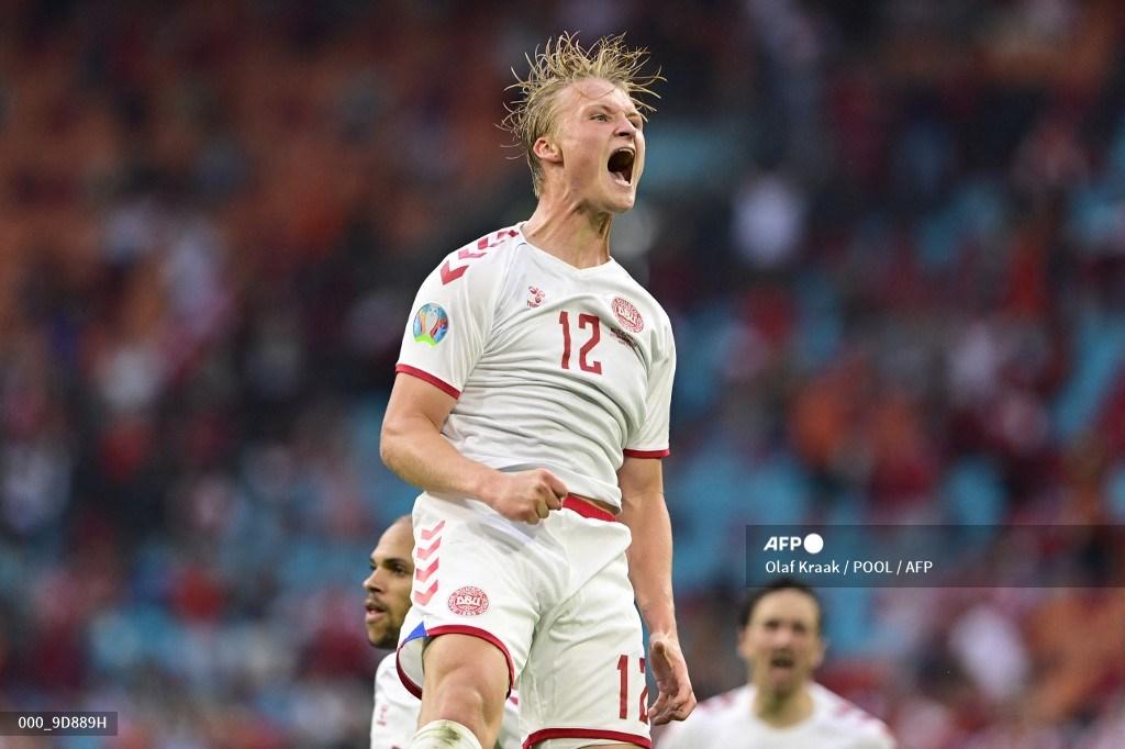 pemain-depan-denmark-kasper-dolberg-merayakan-mencetak-gol-kedua-lawan-wales.jpg