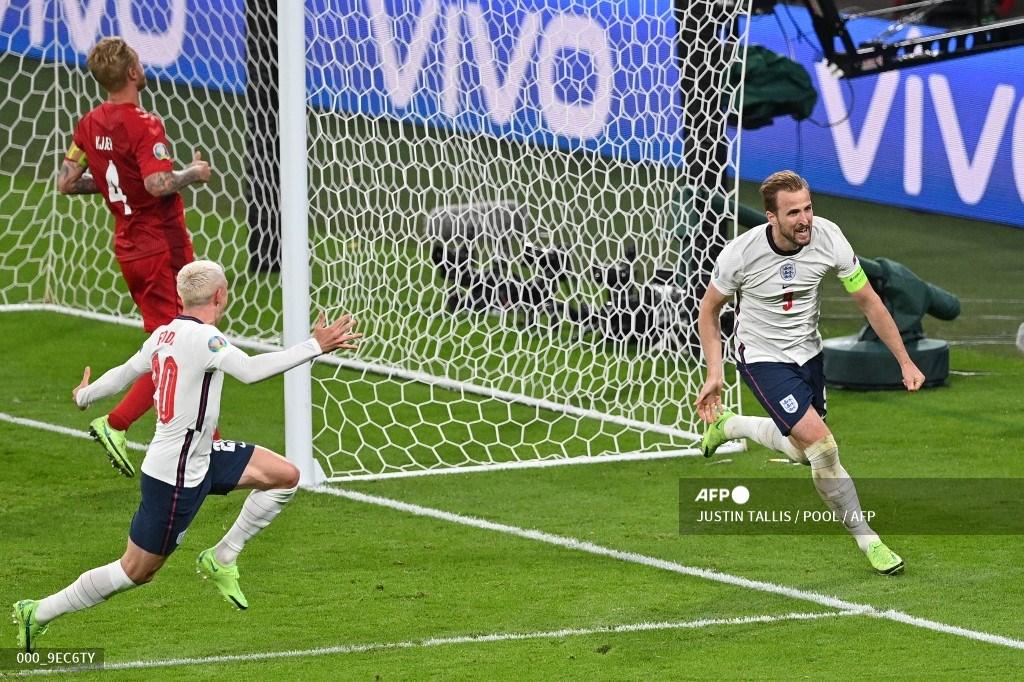 pemain-depan-inggris-harry-kane-kanan-melakukan-selebrasi-setelah-mencetak-gol-kedua.jpg