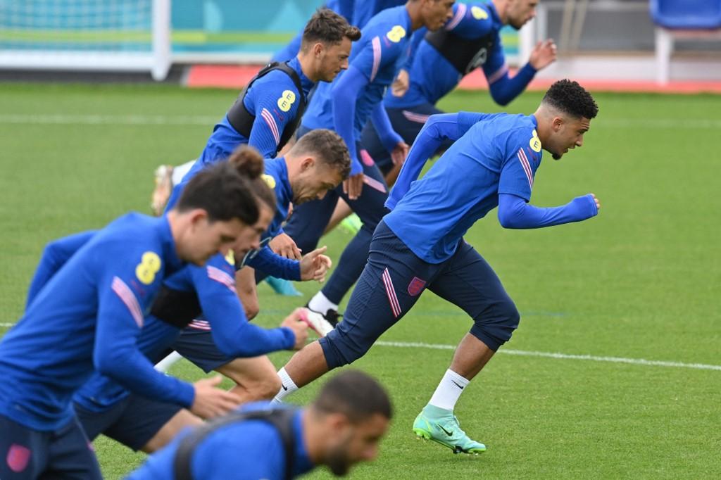 pemain-depan-inggris-jadon-sancho-kanan-dan-rekan-satu-timnya.jpg