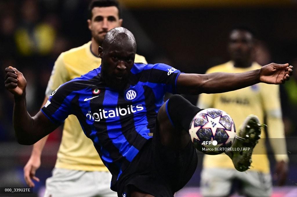 pemain-depan-inter-milan-romelu-lukaku-menembak-untuk-membuka-skor.jpg