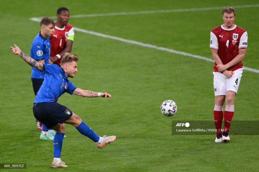 pemain-depan-italia-ciro-immobile-menembak-bola-selama-pertandingan-sepak-bola.jpg