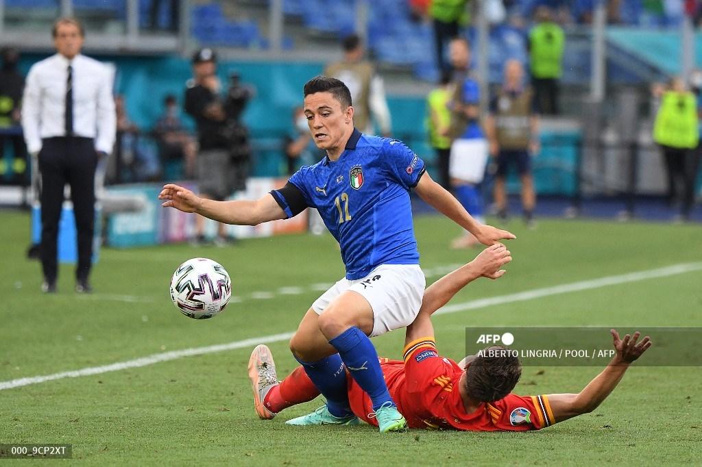 pemain-depan-italia-giacomo-raspadori-kiri-mengontrol-bola.jpg