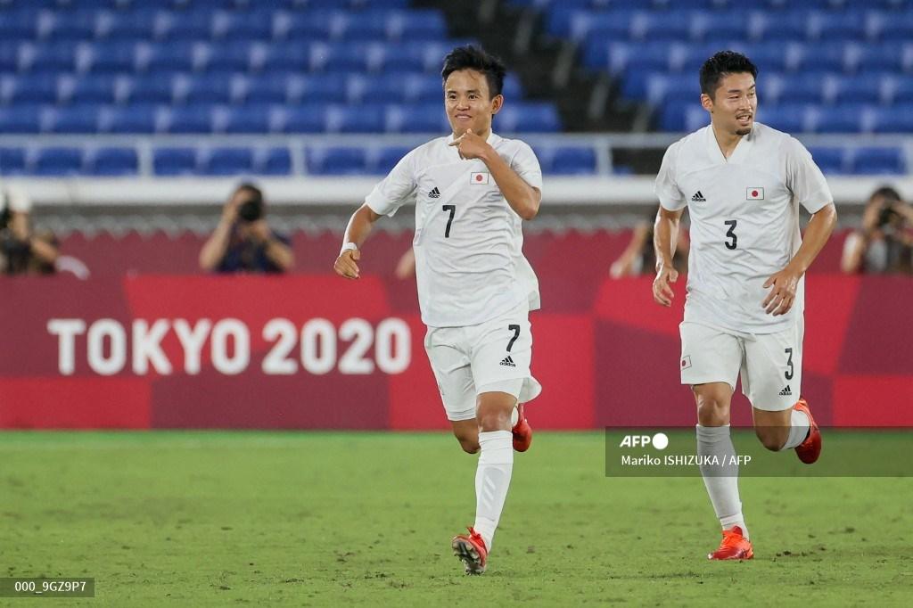 pemain-depan-jepang-takefusa-kubo-kiri-merayakan-dengan-bek-jepang-yuta-nakayama.jpg