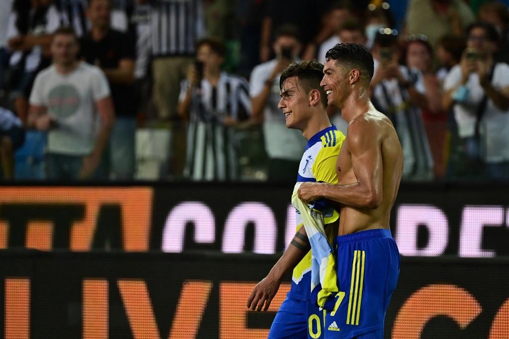 pemain-depan-juventus-cristiano-ronaldo-berjalan-dengan-paulo-dybala.jpg