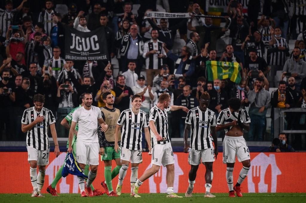 pemain-depan-juventus-federico-chiesa-tengah-dan-rekan-satu-timnya-menyapa-para-penggemar.jpg