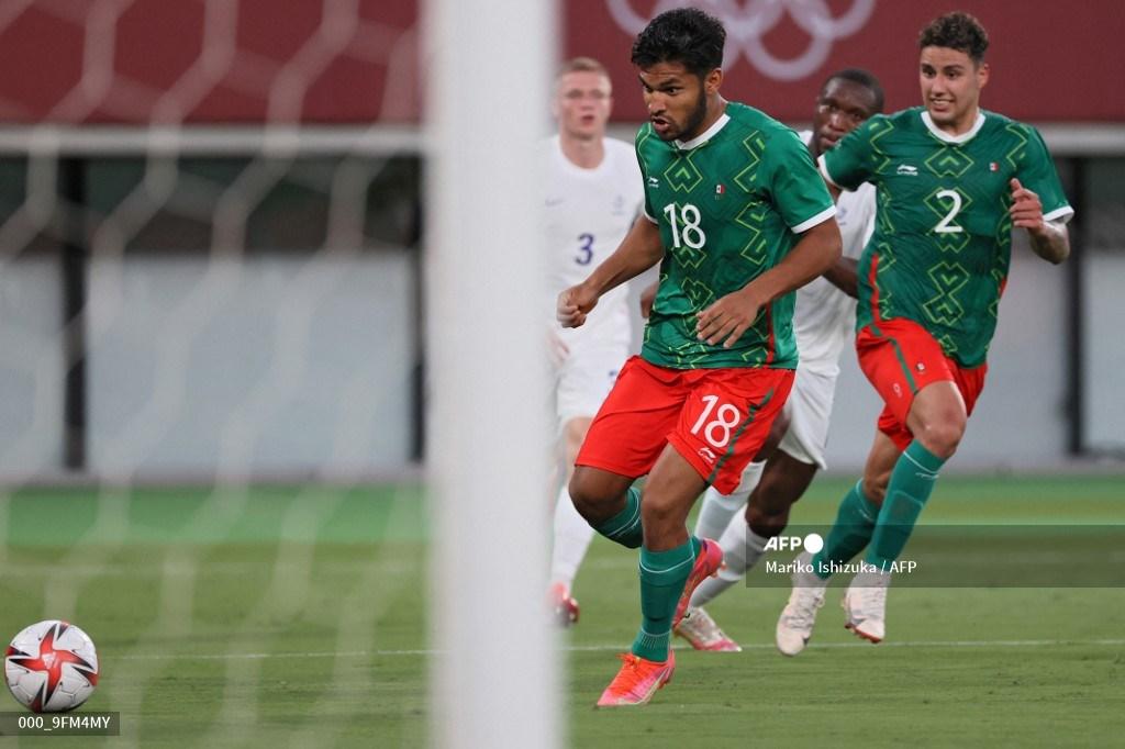 pemain-depan-meksiko-eduardo-aguirre-tengah-bersiap-untuk-menembak-dan-mencetak-gol-keempat.jpg