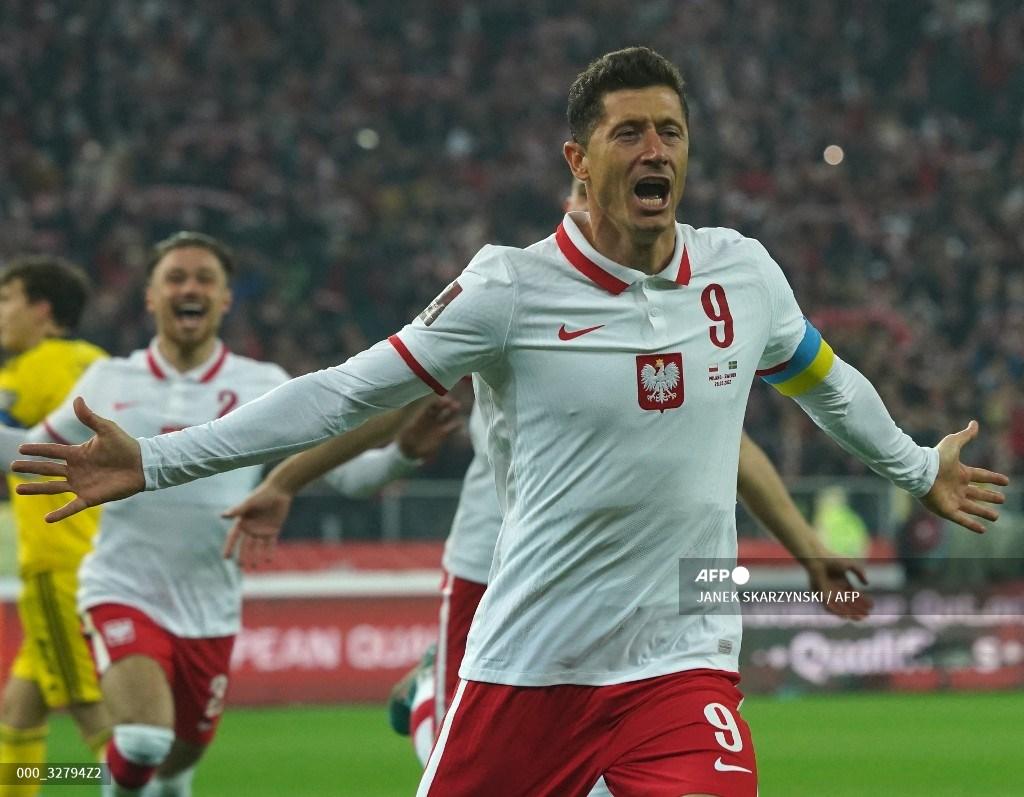 pemain-depan-polandia-robert-lewandowski-merayakan-setelah-menembak-dari-titik-penalti.jpg