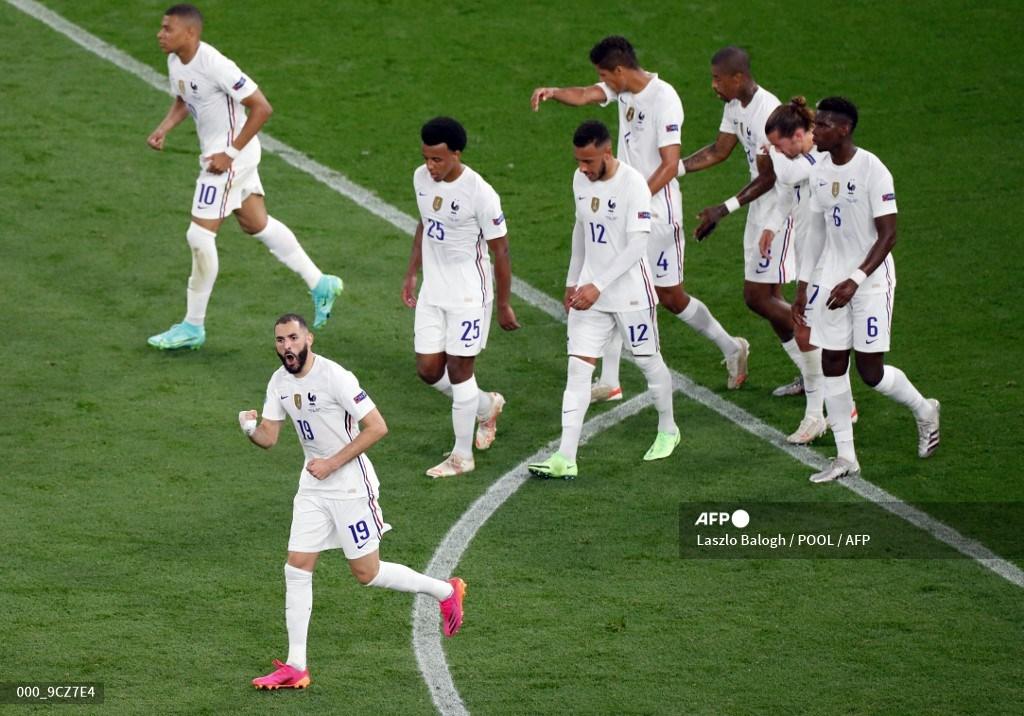 pemain-depan-prancis-karim-benzema-bawah-merayakan-dengan-rekan-setimnya.jpg